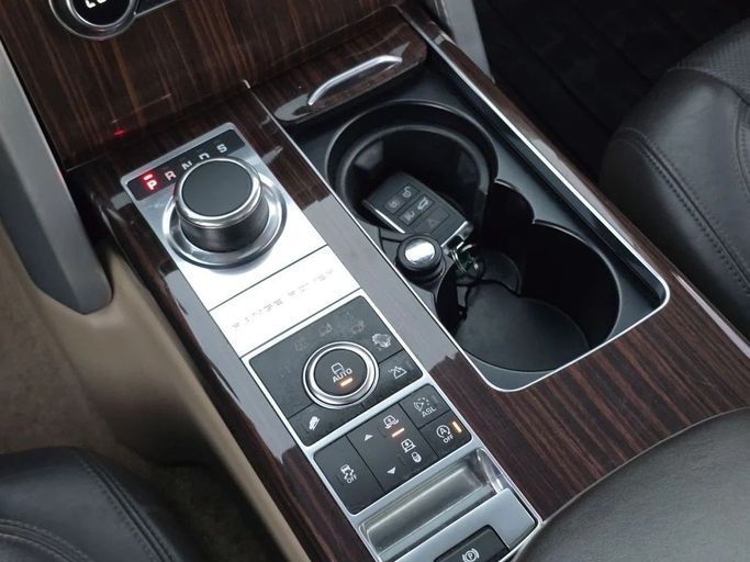 Подержанный Land Rover Range Rover P375 IV, 5.0 л, 2015 в Шардже от Al Jana Used Cars Белый цвет. Американская | AUTO.AE