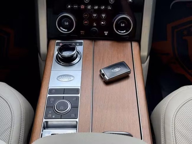 Подержанный Land Rover Range Rover P525 IV Рестайлинг, 5.0 л, 2020 в Шардже от Berlin Used Cars Синий цвет. Американская | AUTO.AE