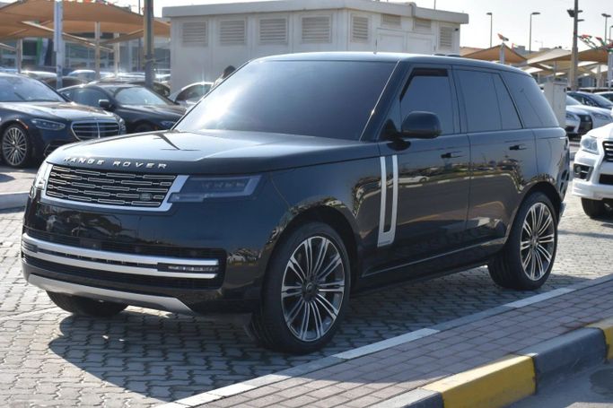 Подержанный Land Rover Range Rover P400 MHEV V, 3.0 л, 2023 в Шардже от Alfaris Used Cars Черный цвет. Other | AUTO.AE