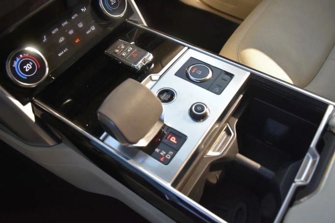 Подержанный Land Rover Range Rover P400 MHEV V, 3.0 л, 2023 в Шардже от Alfaris Used Cars Черный цвет. Other | AUTO.AE