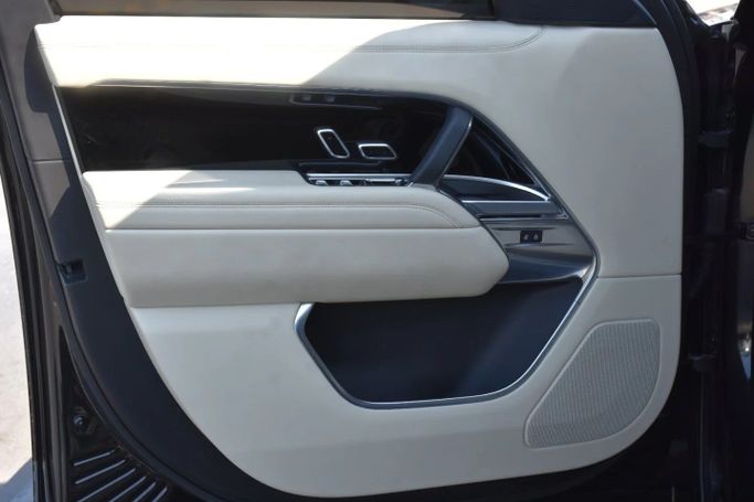 Подержанный Land Rover Range Rover P400 MHEV V, 3.0 л, 2023 в Шардже от Alfaris Used Cars Черный цвет. Other | AUTO.AE