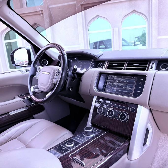 Подержанный Land Rover Range Rover P510 IV, 5.0 л, 2015 в Шардже от Sarmad Cars Белый цвет. Other | AUTO.AE
