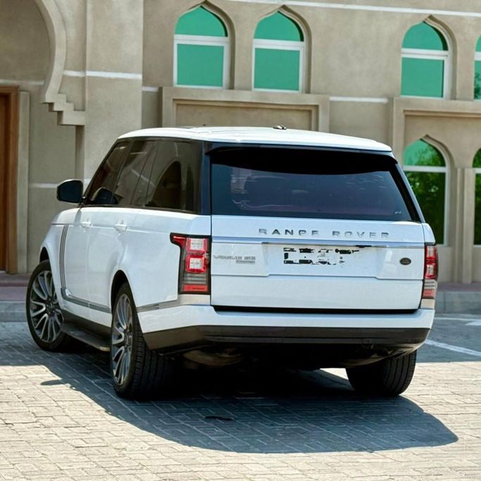 Подержанный Land Rover Range Rover P510 IV, 5.0 л, 2015 в Шардже от Sarmad Cars Белый цвет. Other | AUTO.AE