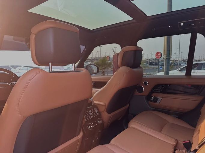 Used Land Rover Range Rover P525 IV Facelift, 5.0 l, 2019 in Sharjah by Badar Used Cars, White color.  | AUTO.AE
