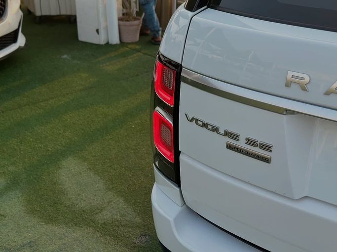 Used Land Rover Range Rover P525 IV Facelift, 5.0 l, 2019 in Sharjah by Badar Used Cars, White color.  | AUTO.AE