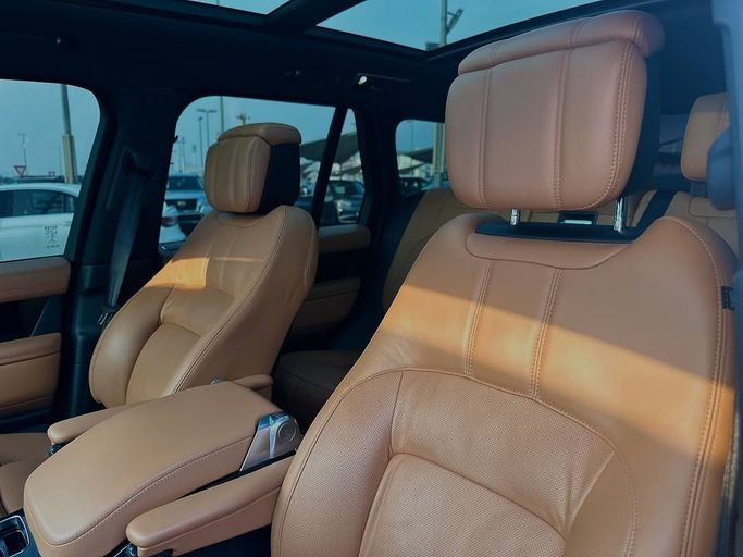 Used Land Rover Range Rover P525 IV Facelift, 5.0 l, 2019 in Sharjah by Badar Used Cars, White color.  | AUTO.AE
