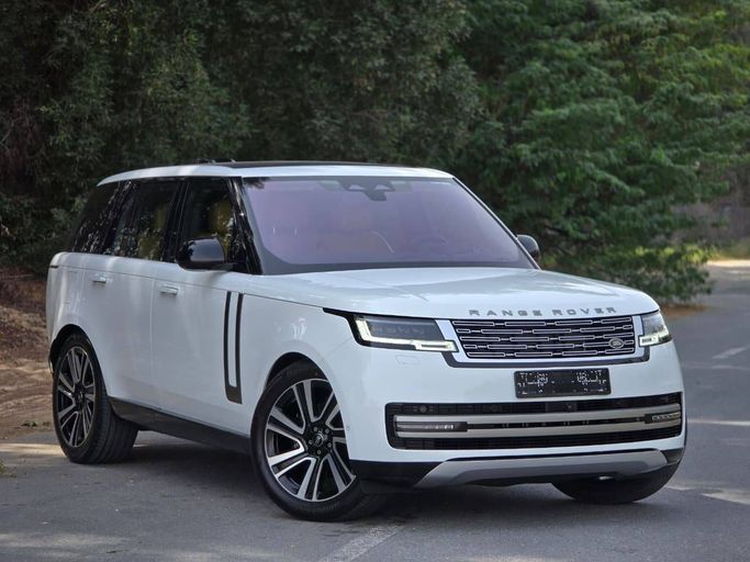 Подержанный Land Rover Range Rover P400 MHEV V (L460), 3.0 л, 2023 в Шардже от Al Jana Used Cars Белый цвет. GCC | AUTO.AE | Объявление #247407