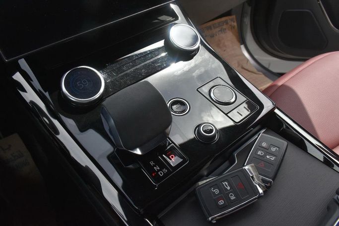 Подержанный Land Rover Range Rover Sport P400 MHEV III, 3.0 л, 2023 в Шардже от Alfaris Used Cars Белый цвет.  | AUTO.AE