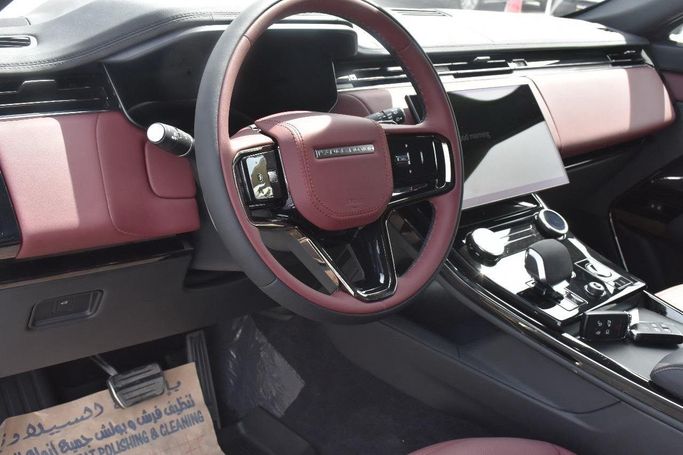 Подержанный Land Rover Range Rover Sport P400 MHEV III, 3.0 л, 2023 в Шардже от Alfaris Used Cars Белый цвет.  | AUTO.AE