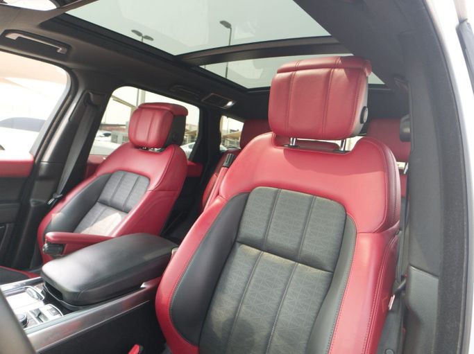 Подержанный Land Rover Range Rover Sport P525 II Рестайлинг, 5.0 л, 2020 в Шардже от Alfaris Used Cars Белый цвет.  | AUTO.AE