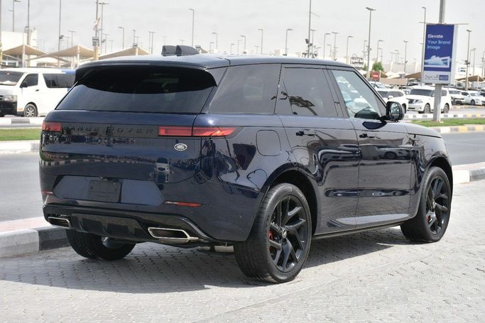Подержанный Land Rover Range Rover Sport P400 MHEV III, 3.0 л, 2023 в Шардже от Alfaris Used Cars Синий цвет.  | AUTO.AE