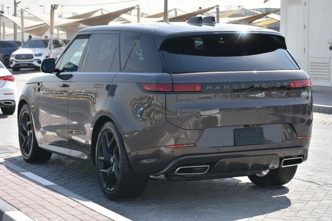 Подержанный Land Rover Range Rover Sport P400 MHEV III, 3.0 л, 2023 в Шардже от Alfaris Used Cars Коричневый цвет.  | AUTO.AE