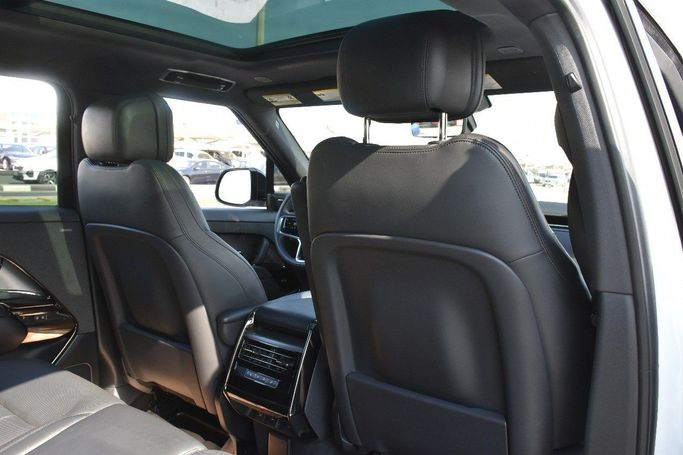 Подержанный Land Rover Range Rover Sport P360 MHEV III, 3.0 л, 2024 в Шардже от Alfaris Used Cars Белый цвет.  | AUTO.AE