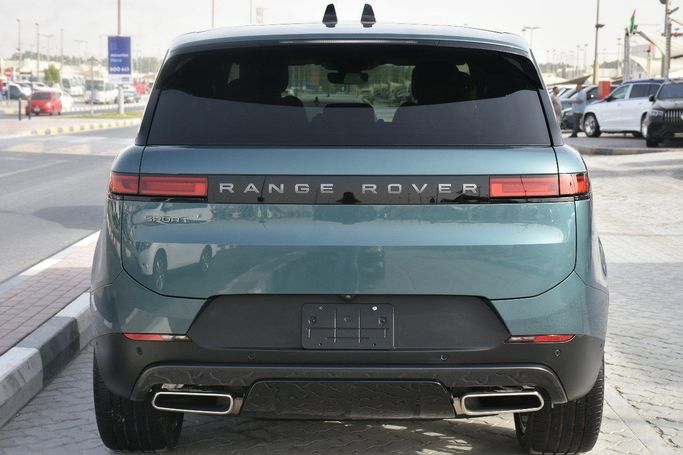Подержанный Land Rover Range Rover Sport P400 MHEV III, 3.0 л, 2024 в Шардже от Alfaris Used Cars Зеленый цвет.  | AUTO.AE