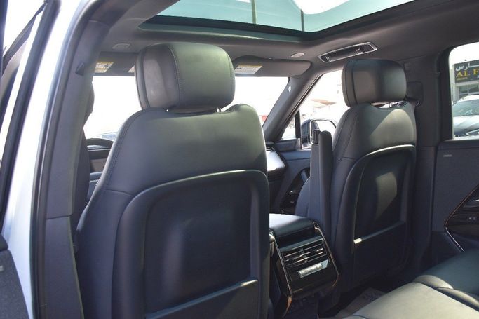 Подержанный Land Rover Range Rover Sport P400 MHEV III, 3.0 л, 2023 в Шардже от Alfaris Used Cars Белый цвет.  | AUTO.AE