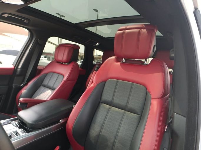 Подержанный Land Rover Range Rover Sport II Рестайлинг, 2.0 л, 2020 в Шардже от Alfaris Used Cars Белый цвет.  | AUTO.AE