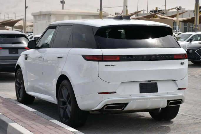 Подержанный Land Rover Range Rover Sport P400 MHEV III, 3.0 л, 2023 в Шардже от Alfaris Used Cars Белый цвет. Other | AUTO.AE