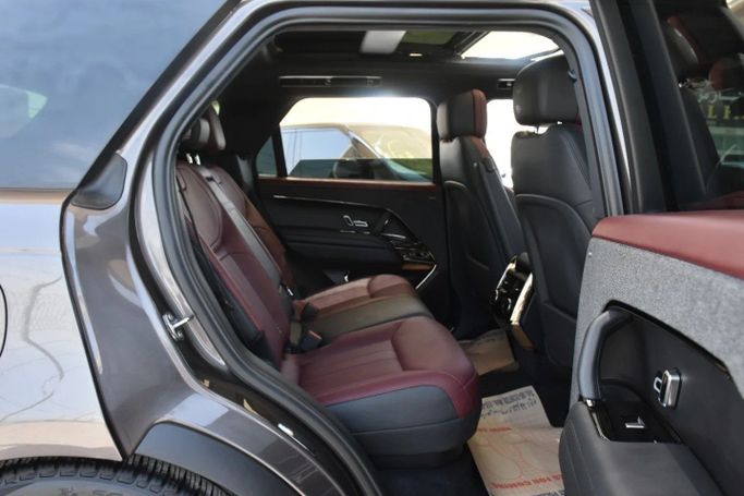 Подержанный Land Rover Range Rover Sport P400 MHEV III, 3.0 л, 2023 в Шардже от Alfaris Used Cars Серый цвет. Other | AUTO.AE