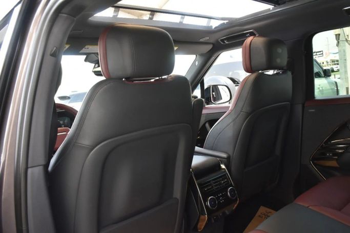 Подержанный Land Rover Range Rover Sport P400 MHEV III, 3.0 л, 2023 в Шардже от Alfaris Used Cars Серый цвет. Other | AUTO.AE