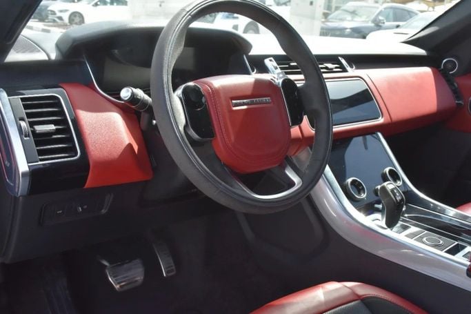Подержанный Land Rover Range Rover Sport II Рестайлинг, 3.0 л, 2022 в Шардже от Alfaris Used Cars Белый цвет. Other | AUTO.AE