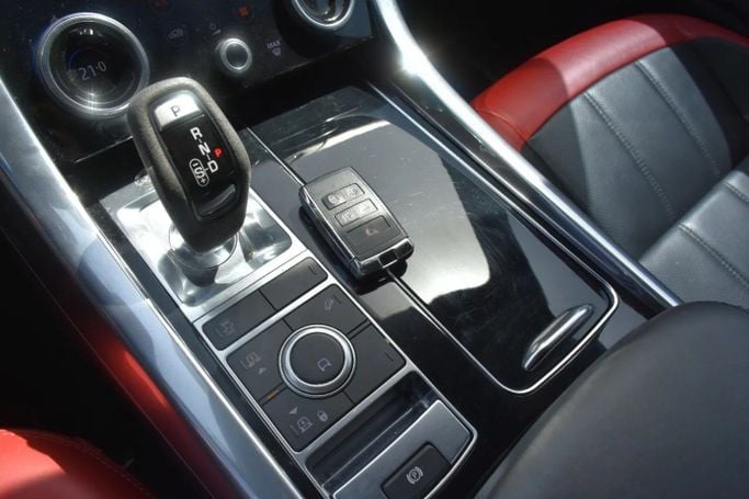 Подержанный Land Rover Range Rover Sport II Рестайлинг, 3.0 л, 2022 в Шардже от Alfaris Used Cars Белый цвет. Other | AUTO.AE