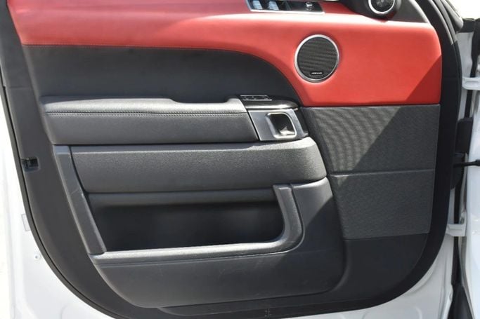Подержанный Land Rover Range Rover Sport II Рестайлинг, 3.0 л, 2022 в Шардже от Alfaris Used Cars Белый цвет. Other | AUTO.AE