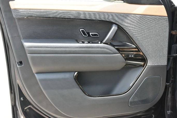 Подержанный Land Rover Range Rover Sport P400 MHEV III, 3.0 л, 2023 в Шардже от Alfaris Used Cars Черный цвет. Other | AUTO.AE