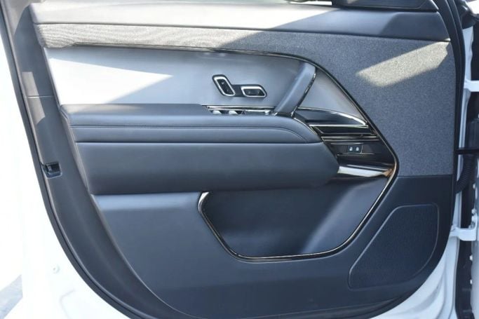 Подержанный Land Rover Range Rover Sport P360 MHEV III, 3.0 л, 2024 в Шардже от Alfaris Used Cars Белый цвет. Other | AUTO.AE