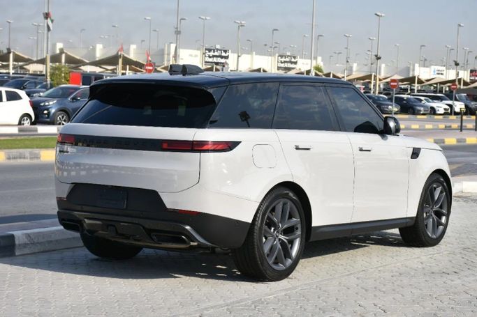 Подержанный Land Rover Range Rover Sport P360 MHEV III, 3.0 л, 2024 в Шардже от Alfaris Used Cars Белый цвет. Other | AUTO.AE