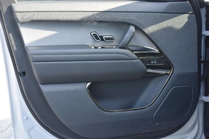 Подержанный Land Rover Range Rover Sport P360 MHEV III, 3.0 л, 2024 в Шардже от Alfaris Used Cars Белый цвет. Other | AUTO.AE