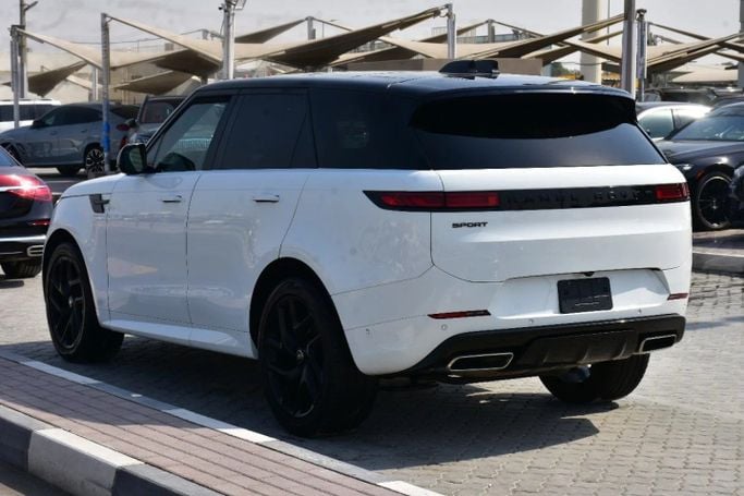 Подержанный Land Rover Range Rover Sport P400 MHEV III, 3.0 л, 2024 в Шардже от Alfaris Used Cars Белый цвет. Other | AUTO.AE