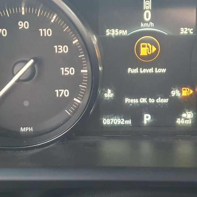 Подержанный Land Rover Range Rover Sport P380 II, 3.0 л, 2016 в Шардже от Ishtar Used Cars Серебристый цвет. Американская | AUTO.AE