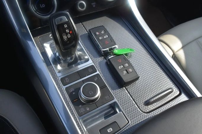 Подержанный Land Rover Range Rover Sport P525 II Рестайлинг, 5.0 л, 2020 в Шардже от Alfaris Used Cars Серебристый цвет. Other | AUTO.AE