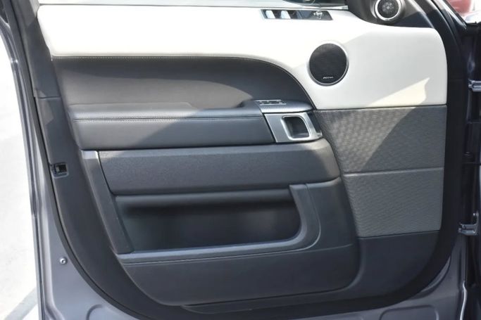 Подержанный Land Rover Range Rover Sport P525 II Рестайлинг, 5.0 л, 2020 в Шардже от Alfaris Used Cars Серебристый цвет. Other | AUTO.AE