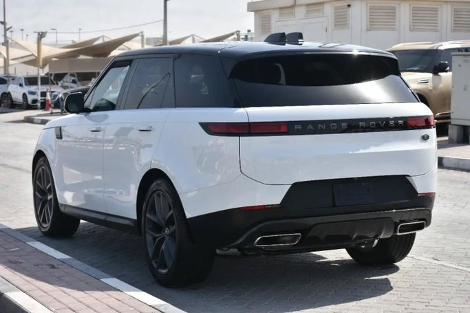 Подержанный Land Rover Range Rover Sport P400 MHEV III, 3.0 л, 2023 в Шардже от Alfaris Used Cars Белый цвет. Other | AUTO.AE