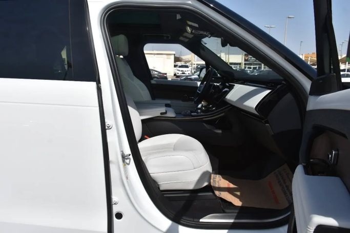 Подержанный Land Rover Range Rover Sport P400 MHEV III, 3.0 л, 2023 в Шардже от Alfaris Used Cars Белый цвет. Other | AUTO.AE