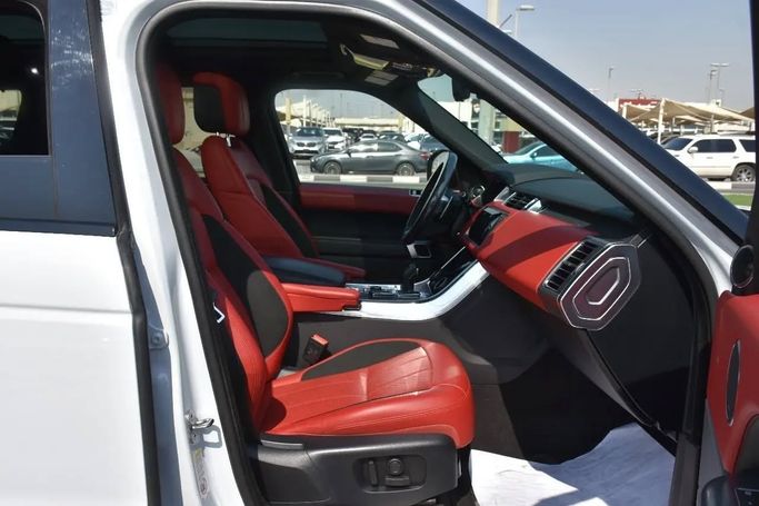 Подержанный Land Rover Range Rover Sport P525 II Рестайлинг, 5.0 л, 2020 в Шардже от Alfaris Used Cars Белый цвет. Other | AUTO.AE
