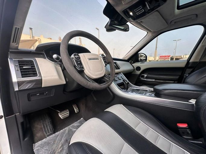 Подержанный Land Rover Range Rover Sport P550e II, 5.0 л, 2015 в Шардже от Al Sada used cars Белый цвет. GCC | AUTO.AE