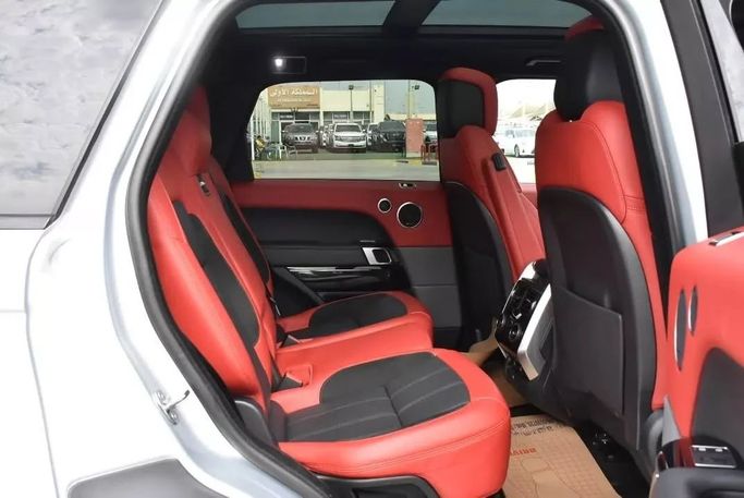 Подержанный Land Rover Range Rover Sport P525 II Рестайлинг, 5.0 л, 2021 в Шардже от Alfaris Used Cars Белый цвет. Other | AUTO.AE