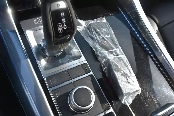 Подержанный Land Rover Range Rover Sport P440e II Рестайлинг, 2.0 л, 2022 в Шардже от Alfaris Used Cars Красный цвет. Other | AUTO.AE