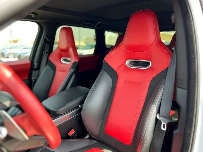 Подержанный Land Rover Range Rover Sport SVR II Рестайлинг, 5.0 л, 2021 в Шардже от Karkuk Used Cars Белый цвет. Канадская | AUTO.AE