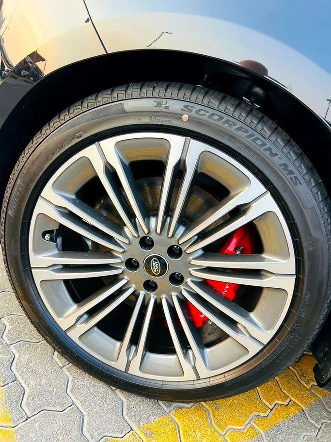 Новый Land Rover Range Rover Sport P400 MHEV III, 3.0 л, 2025 в Шардже от Karkuk Used Cars Черный цвет. Канадская | AUTO.AE