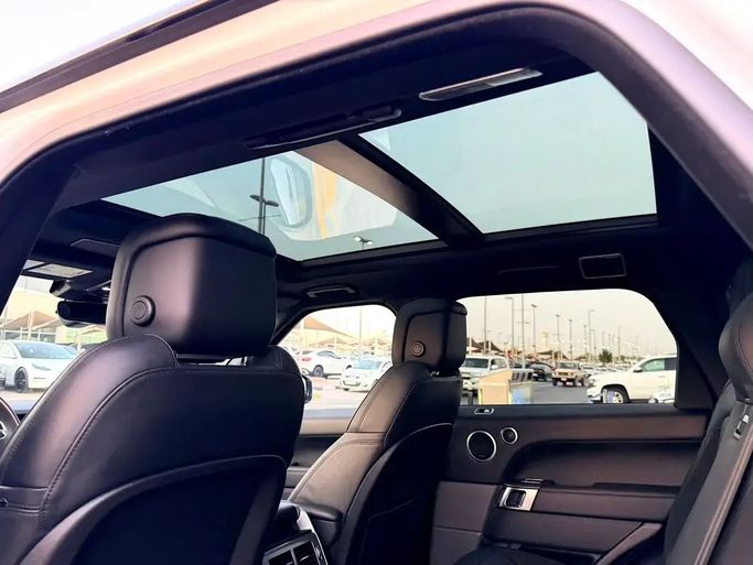 Подержанный Land Rover Range Rover Sport P525 II Рестайлинг, 5.0 л, 2022 в Шардже от Karkuk Used Cars Белый цвет. Канадская | AUTO.AE