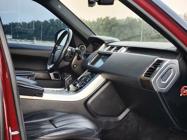 Подержанный Land Rover Range Rover Sport P340 II, 3.0 л, 2016 в Шардже от Nassem Al Sham Used Cars Красный цвет. Американская | AUTO.AE