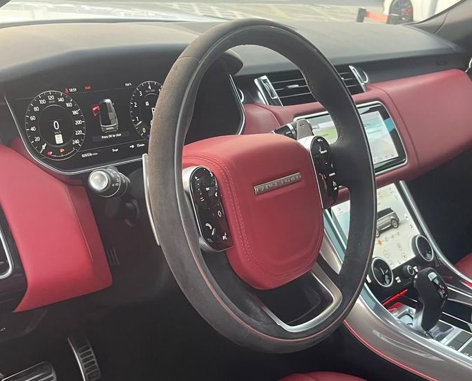 Подержанный Land Rover Range Rover Sport P380 II Рестайлинг, 3.0 л, 2020 в Шардже от Al Nukhba Al Malakyah Used Cars Белый цвет. Американская | AUTO.AE