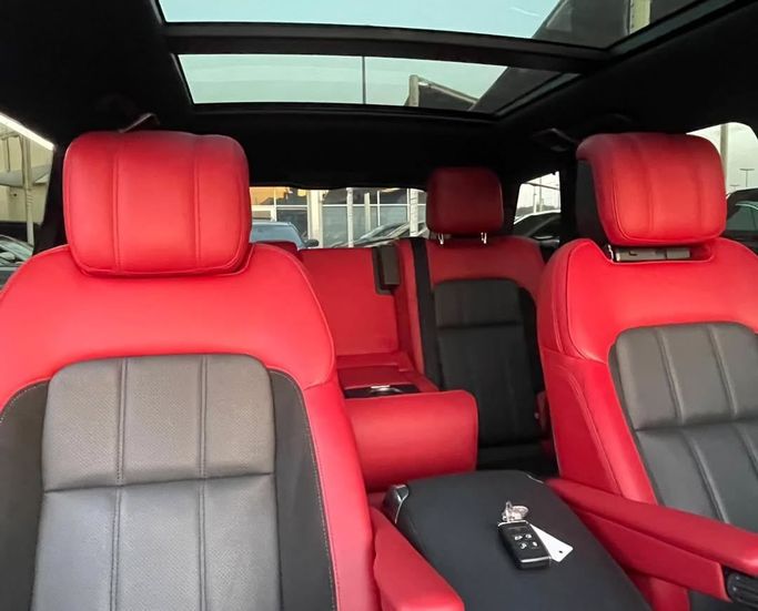Подержанный Land Rover Range Rover Sport P380 II Рестайлинг, 3.0 л, 2020 в Шардже от Al Nukhba Al Malakyah Used Cars Белый цвет. Американская | AUTO.AE
