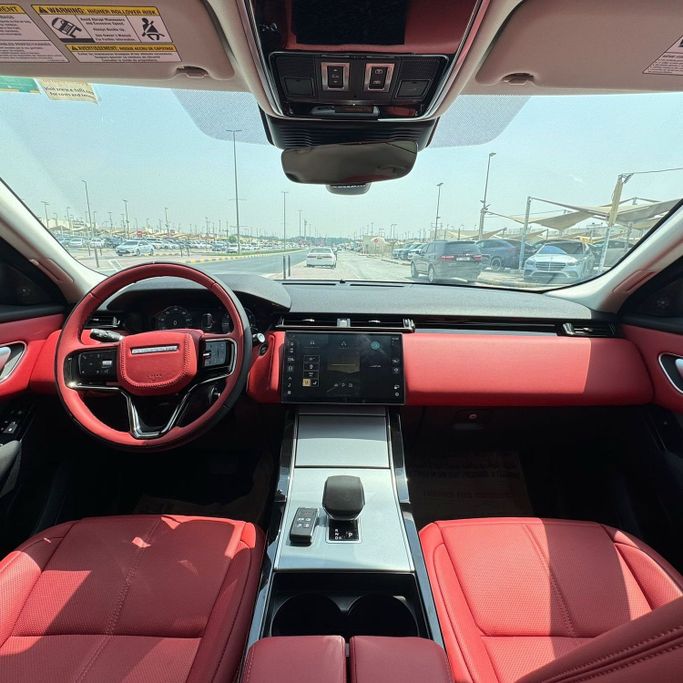 Подержанный Land Rover Range Rover Velar P250 I Рестайлинг, 2.0 л, 2024 в Шардже от Alfaris Used Cars Белый цвет.  | AUTO.AE
