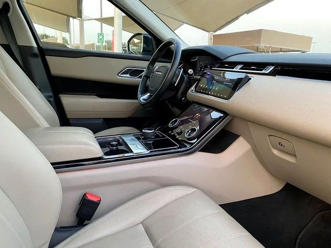 Подержанный Land Rover Range Rover Velar P250 I, 2.0 л, 2019 в Шардже от Ahmad alkhodari Motors Серебристый цвет. GCC | AUTO.AE