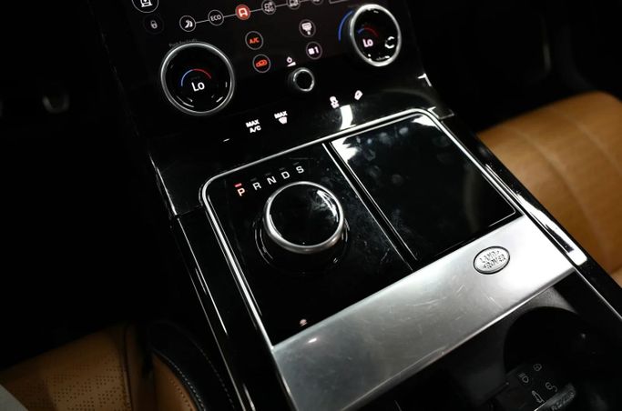 Подержанный Land Rover Range Rover Velar P300 I, 2.0 л, 2020 в Шардже от Al Qassem Cars Trading Серебристый цвет. GCC | AUTO.AE