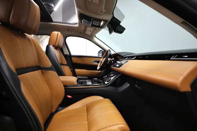 Подержанный Land Rover Range Rover Velar P300 I, 2.0 л, 2020 в Шардже от Al Qassem Cars Trading Серебристый цвет. GCC | AUTO.AE